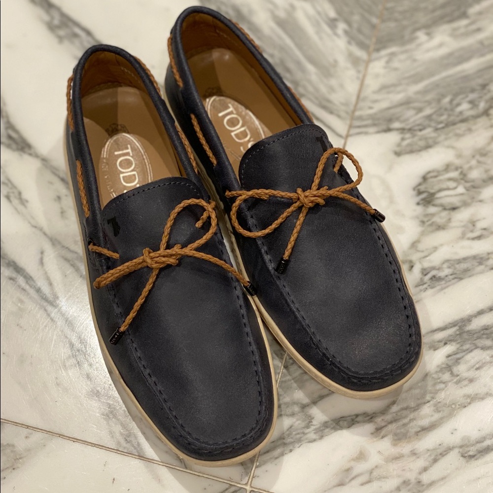 Tod’s men’s Gommino navy leather boat shoe